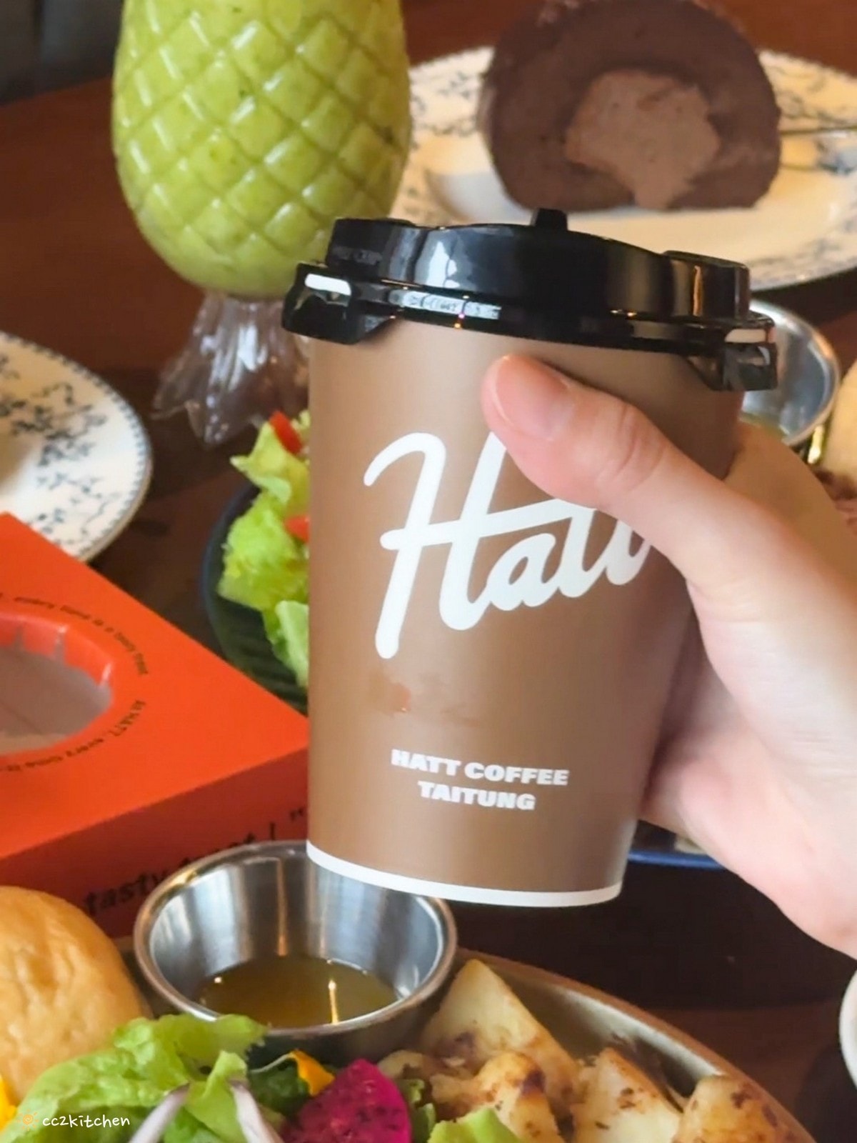 豪宅裡的質感咖啡廳！「海特咖啡館Hatt Coffee」2.0結合早午餐與民宿「廷海特潮流民宿」，外觀氣派、內裝富有高級感，台東市區早午餐推薦。