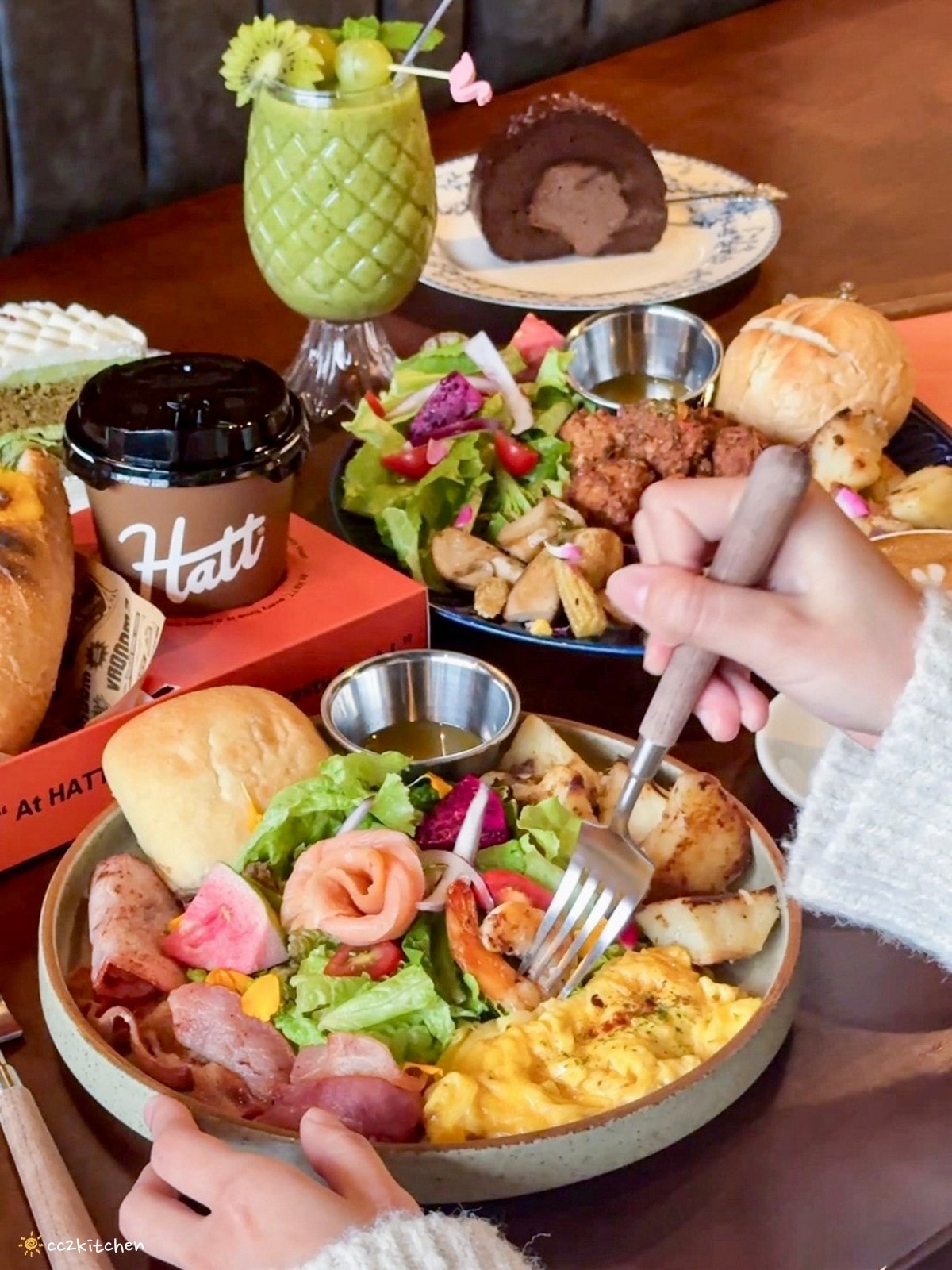 豪宅裡的質感咖啡廳！「海特咖啡館Hatt Coffee」2.0結合早午餐與民宿「廷海特潮流民宿」，外觀氣派、內裝富有高級感，台東市區早午餐推薦。