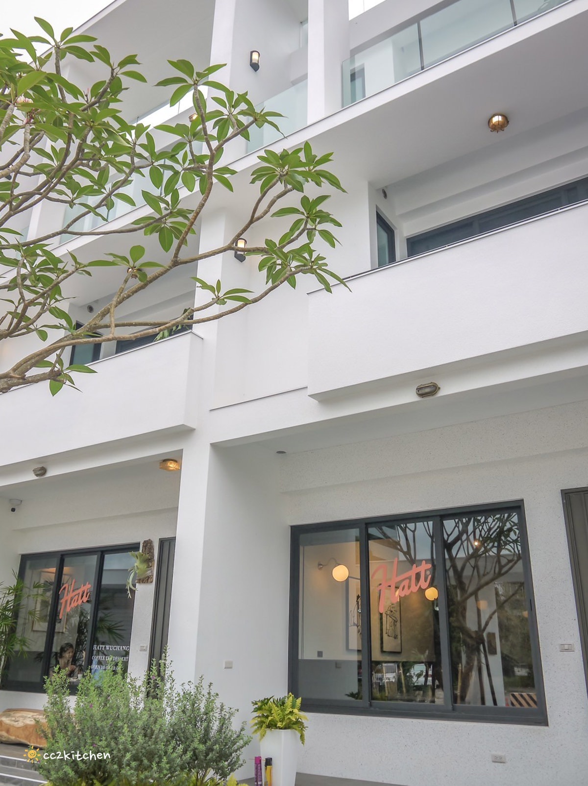 豪宅裡的質感咖啡廳！「海特咖啡館Hatt Coffee」2.0結合早午餐與民宿「廷海特潮流民宿」，外觀氣派、內裝富有高級感，台東市區早午餐推薦。