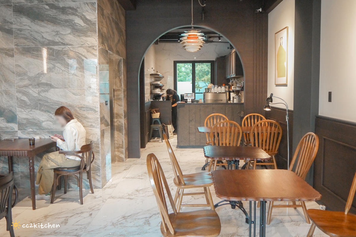 豪宅裡的質感咖啡廳！「海特咖啡館Hatt Coffee」2.0結合早午餐與民宿「廷海特潮流民宿」，外觀氣派、內裝富有高級感，台東市區早午餐推薦。