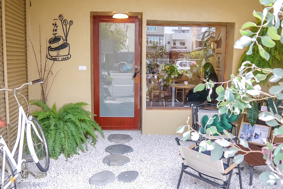 台東叢林風網美咖啡店！「一塊甜地」植物系、文青裝潢，造型LOGO舒芙蕾可愛吸睛又美味～