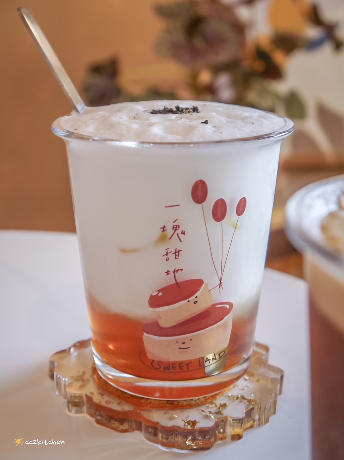 台東叢林風網美咖啡店！「一塊甜地」植物系、文青裝潢，造型LOGO舒芙蕾可愛吸睛又美味～