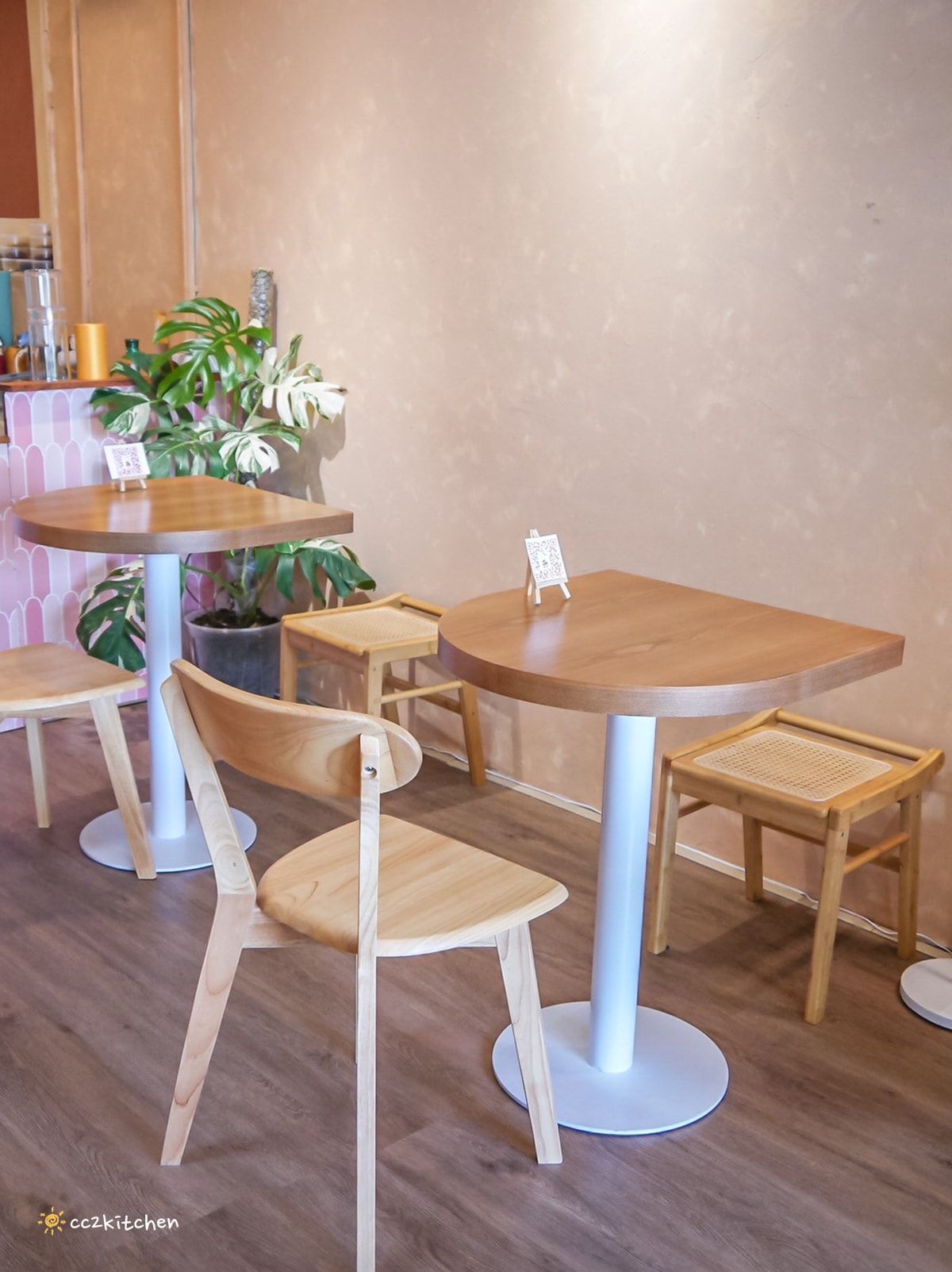 台東叢林風網美咖啡店！「一塊甜地」植物系、文青裝潢，造型LOGO舒芙蕾可愛吸睛又美味～