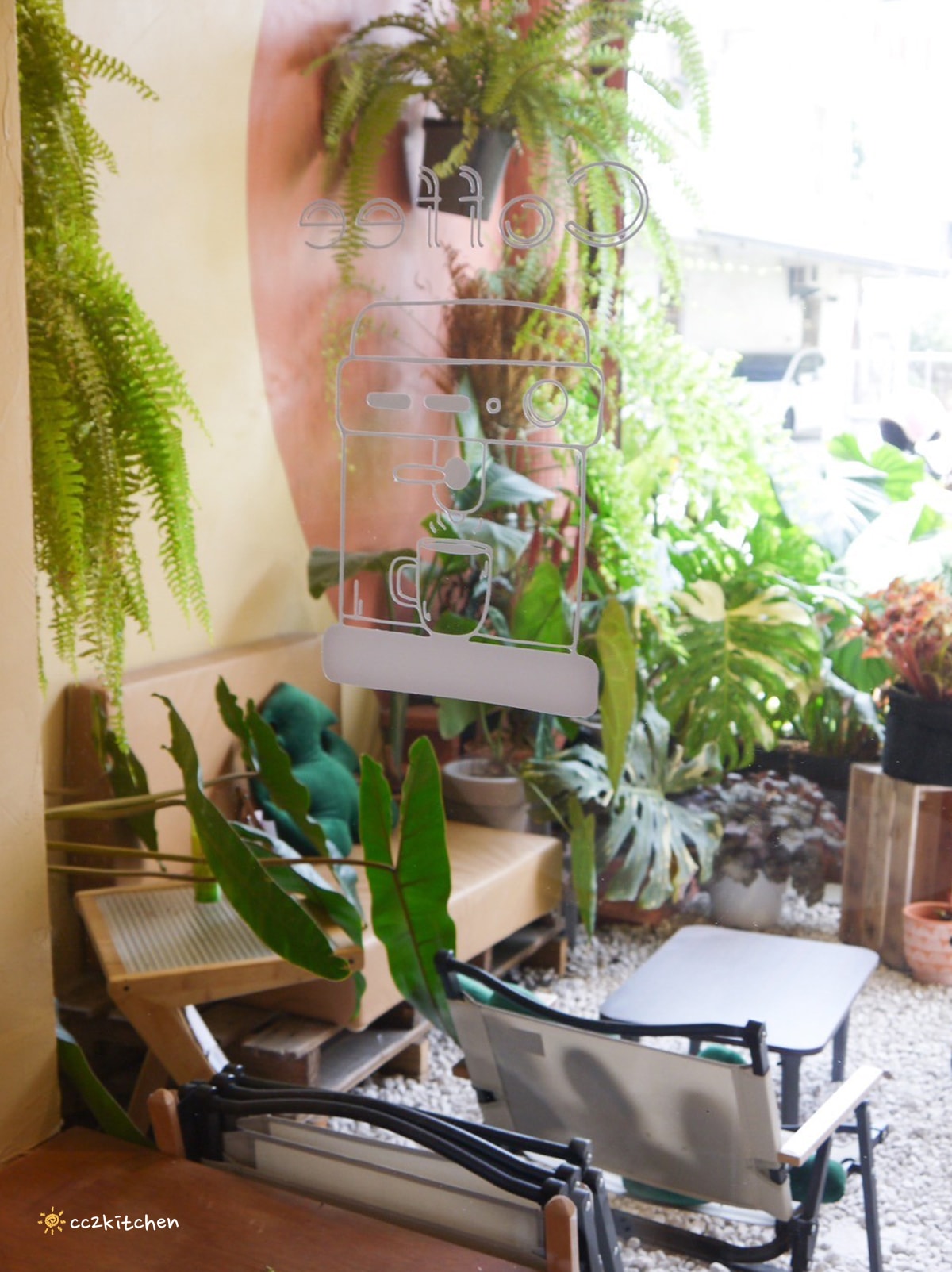 台東叢林風網美咖啡店！「一塊甜地」植物系、文青裝潢，造型LOGO舒芙蕾可愛吸睛又美味～