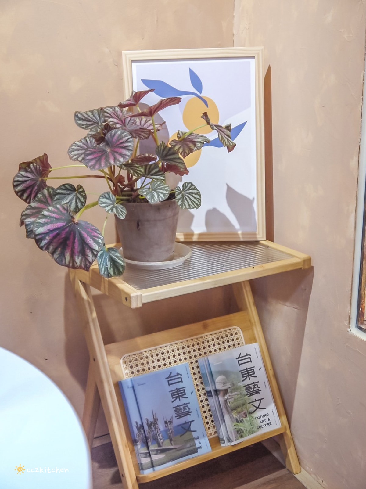 台東叢林風網美咖啡店！「一塊甜地」植物系、文青裝潢，造型LOGO舒芙蕾可愛吸睛又美味～