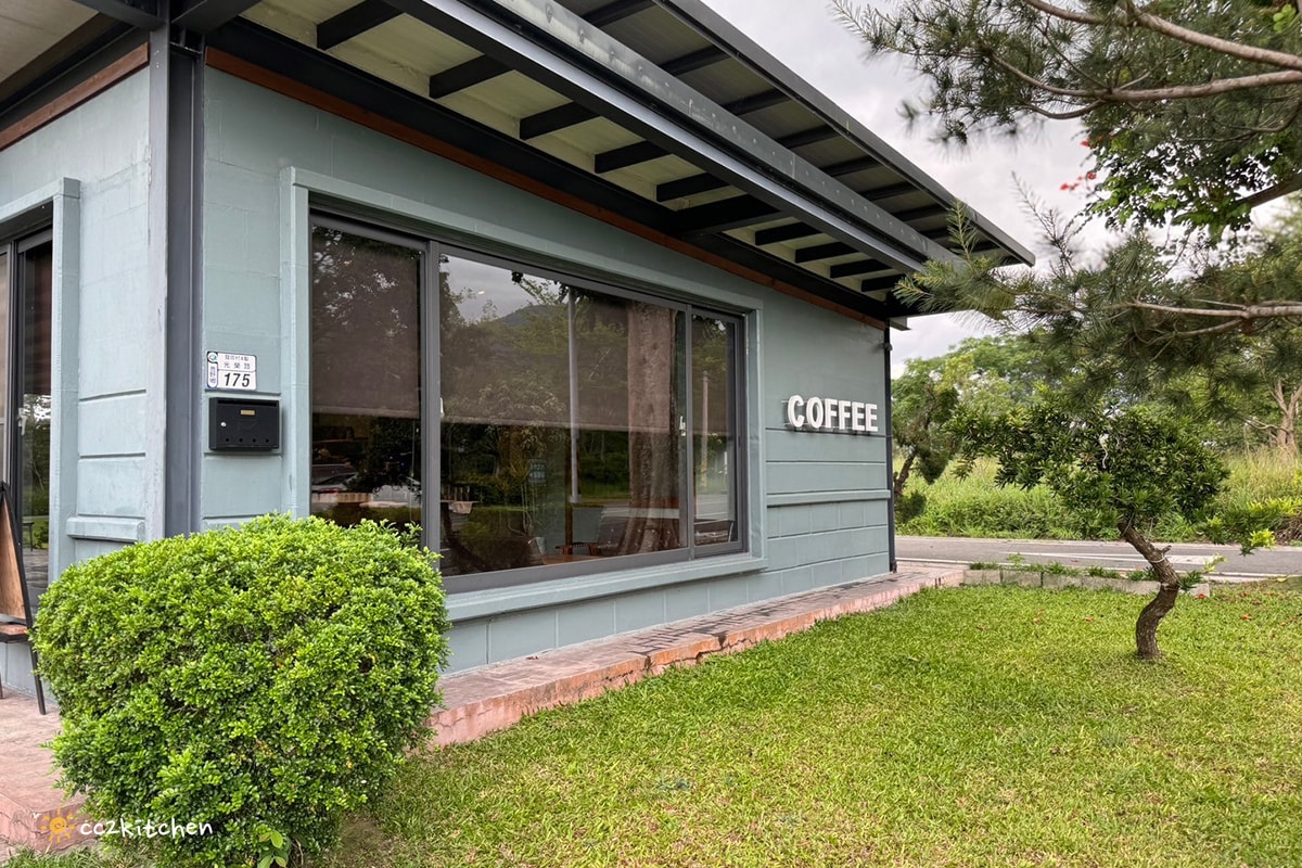 台東鹿野咖啡廳「旅圖法點咖啡」，藍綠色貨櫃風建築與青青草原庭院，鹿野午後下午茶的好去處！地點鄰近鹿野神社、龍田國小、鹿野高台。