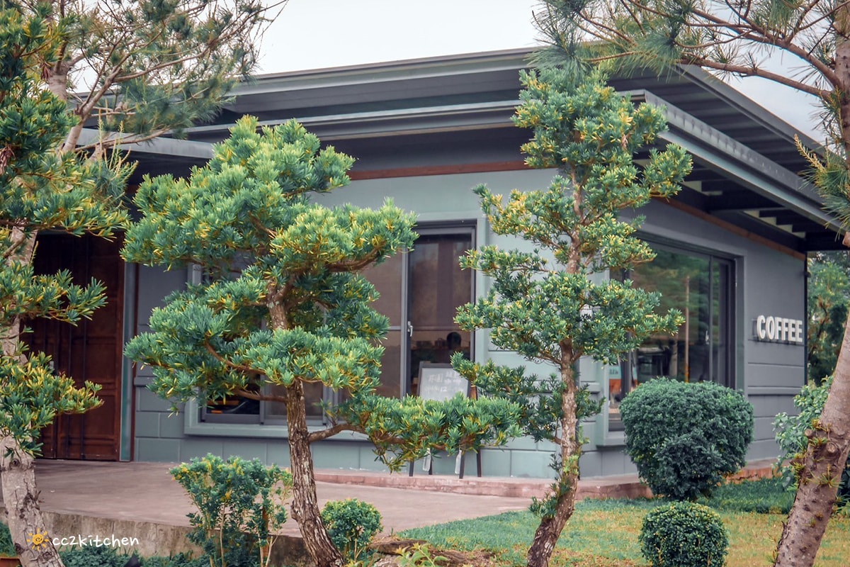 台東鹿野咖啡廳「旅圖法點咖啡」，藍綠色貨櫃風建築與青青草原庭院，鹿野午後下午茶的好去處！地點鄰近鹿野神社、龍田國小、鹿野高台。