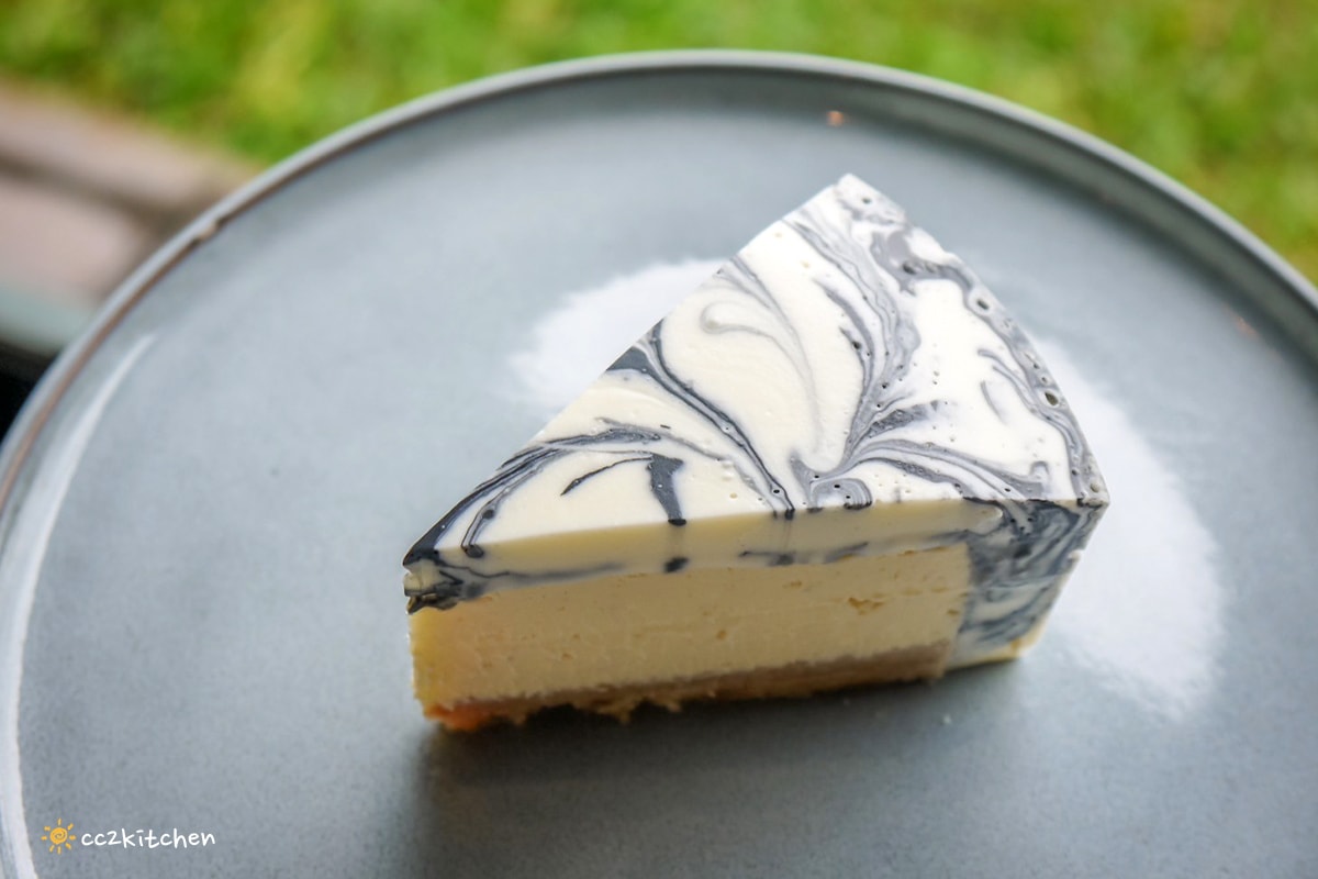 台東鹿野咖啡廳「旅圖法點咖啡」，藍綠色貨櫃風建築與青青草原庭院，鹿野午後下午茶的好去處！地點鄰近鹿野神社、龍田國小、鹿野高台。