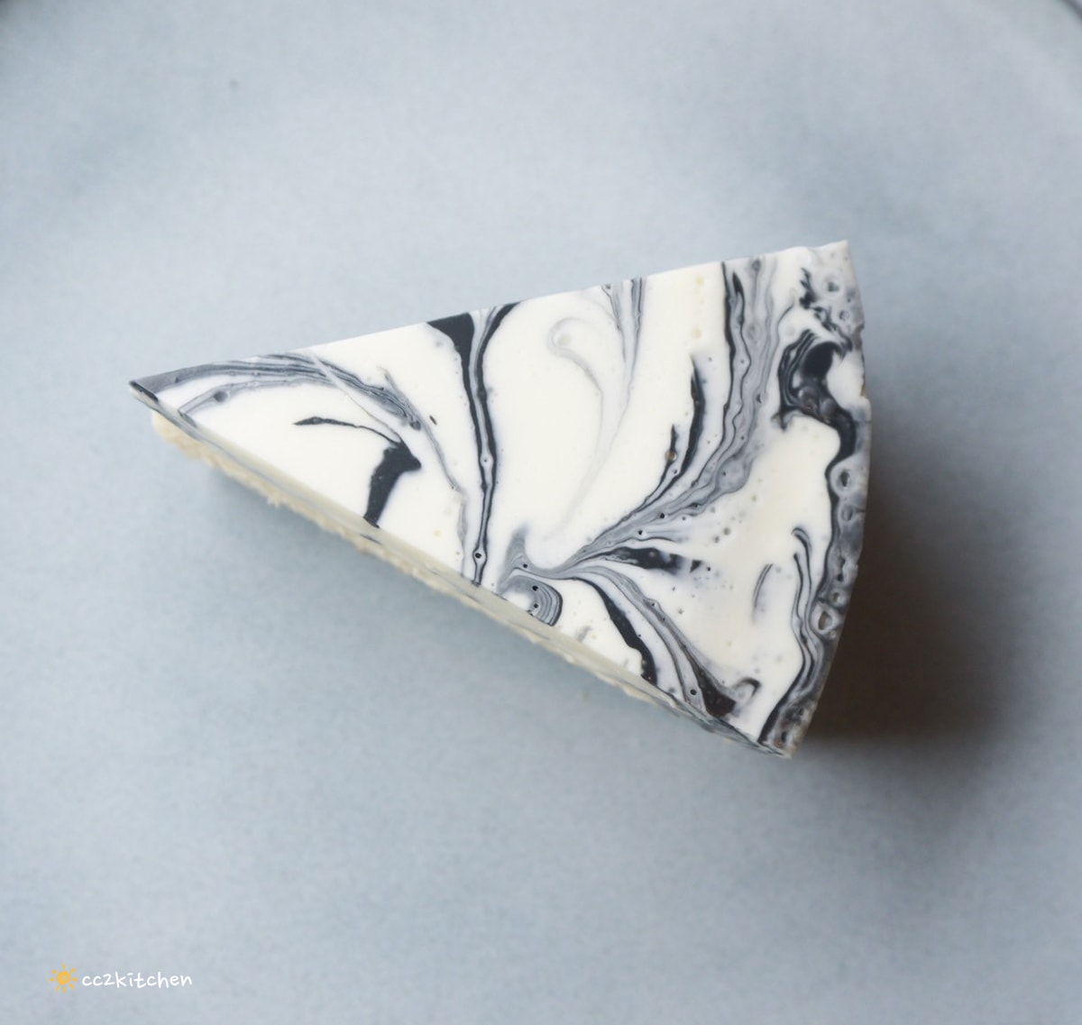 台東鹿野咖啡廳「旅圖法點咖啡」，藍綠色貨櫃風建築與青青草原庭院，鹿野午後下午茶的好去處！地點鄰近鹿野神社、龍田國小、鹿野高台。