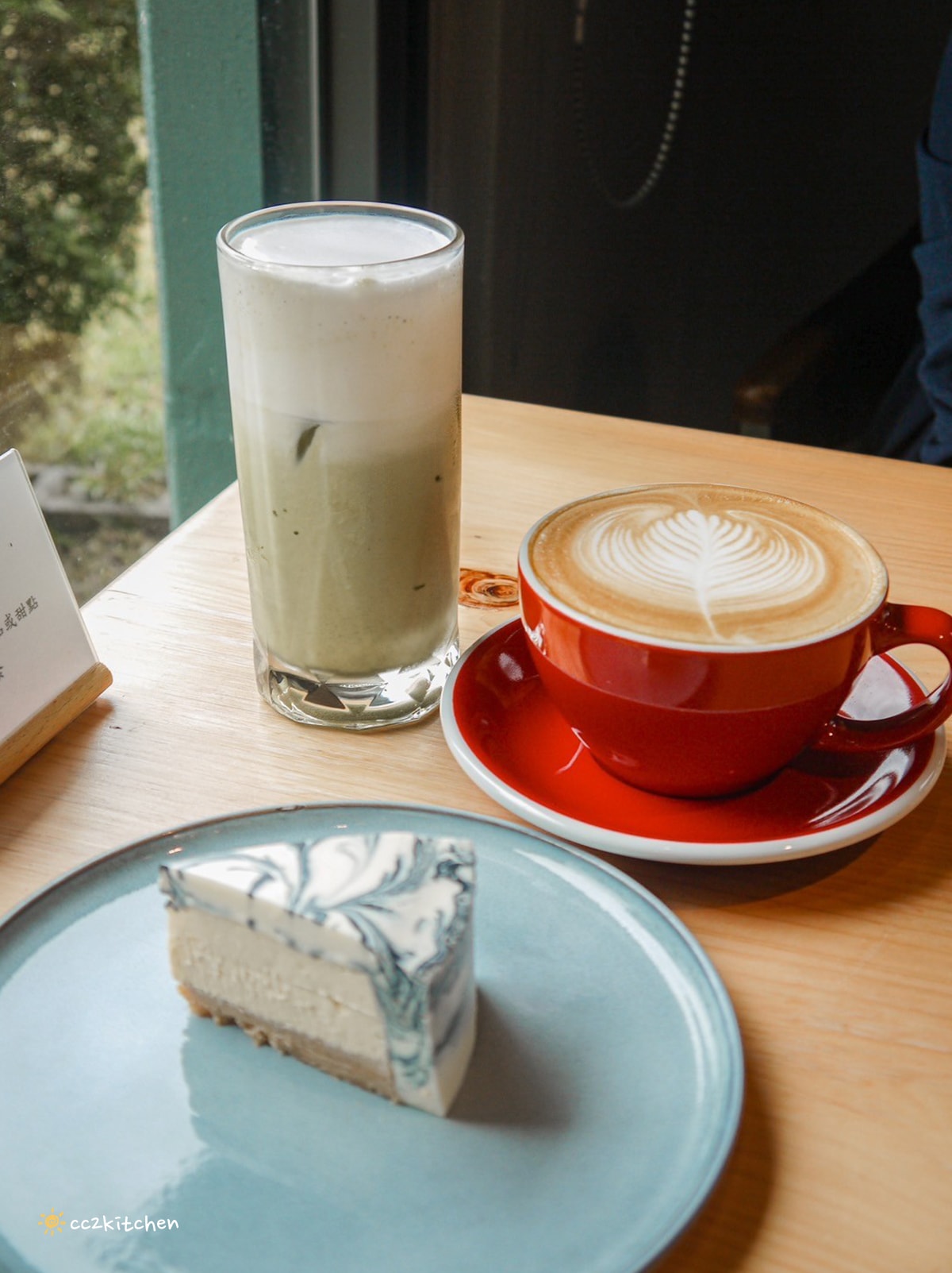 台東鹿野咖啡廳「旅圖法點咖啡」，藍綠色貨櫃風建築與青青草原庭院，鹿野午後下午茶的好去處！地點鄰近鹿野神社、龍田國小、鹿野高台。