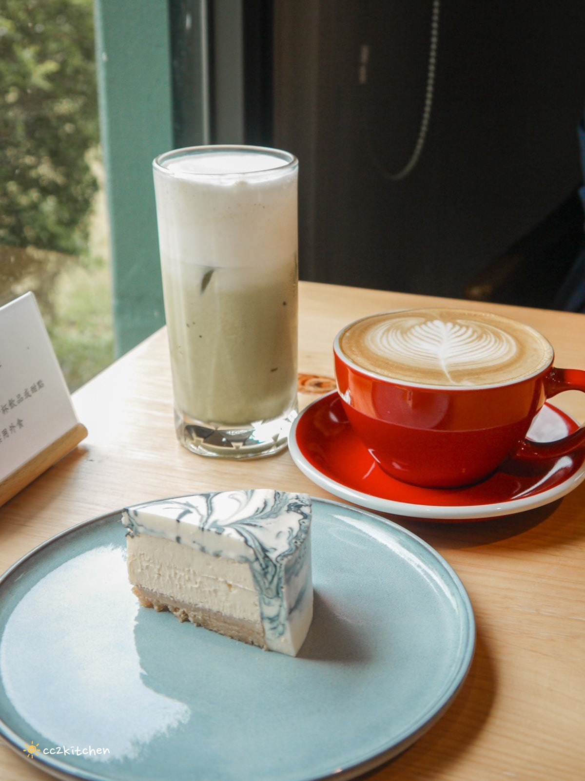 台東鹿野咖啡廳「旅圖法點咖啡」，藍綠色貨櫃風建築與青青草原庭院，鹿野午後下午茶的好去處！地點鄰近鹿野神社、龍田國小、鹿野高台。