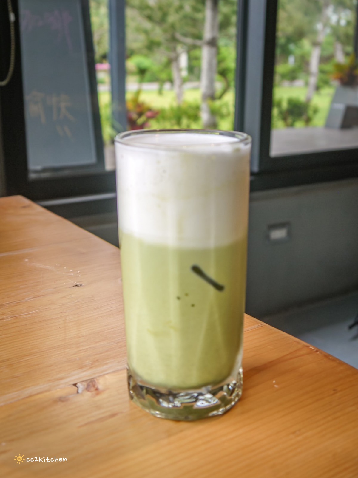 台東鹿野咖啡廳「旅圖法點咖啡」，藍綠色貨櫃風建築與青青草原庭院，鹿野午後下午茶的好去處！地點鄰近鹿野神社、龍田國小、鹿野高台。