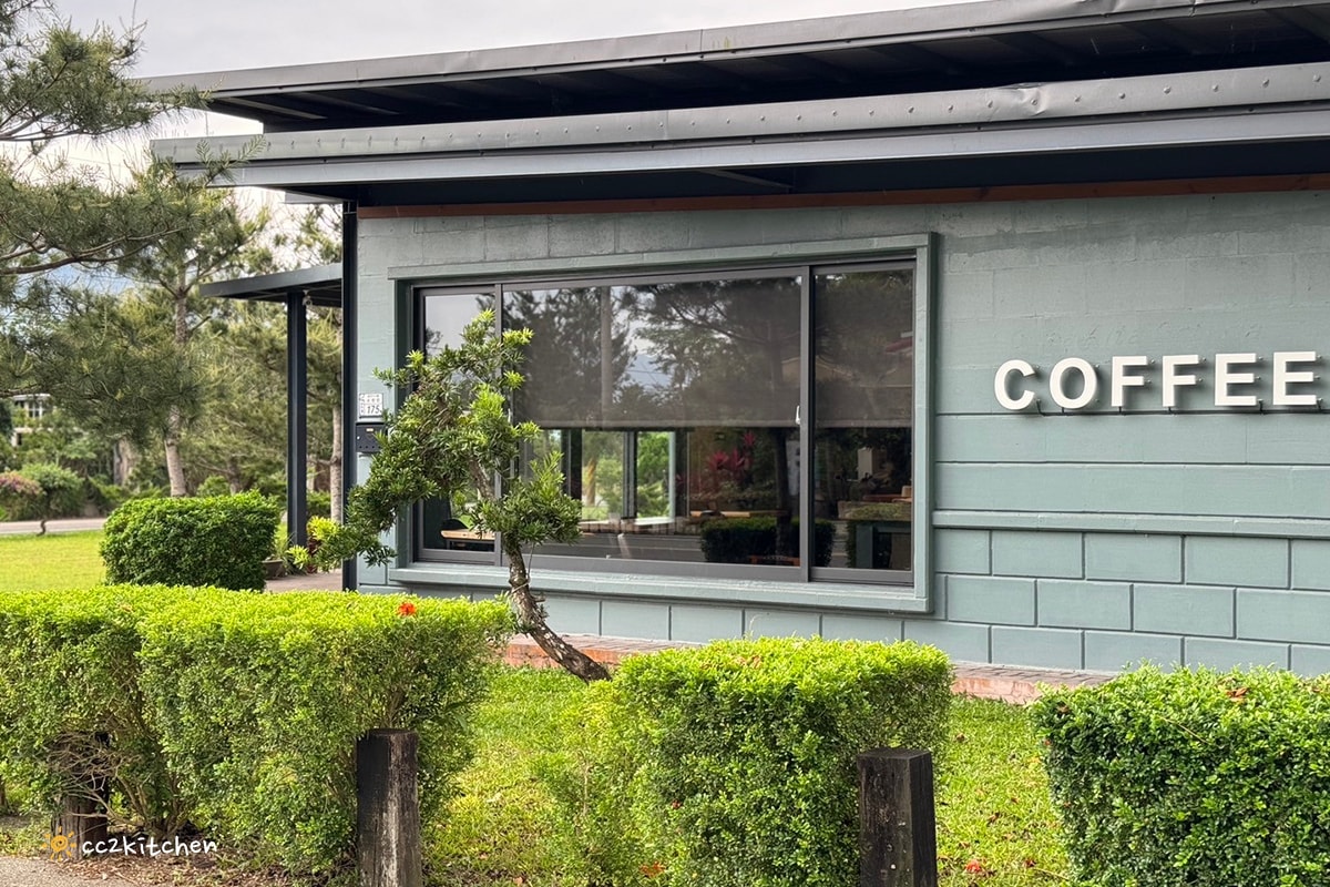 台東鹿野咖啡廳「旅圖法點咖啡」，藍綠色貨櫃風建築與青青草原庭院，鹿野午後下午茶的好去處！地點鄰近鹿野神社、龍田國小、鹿野高台。