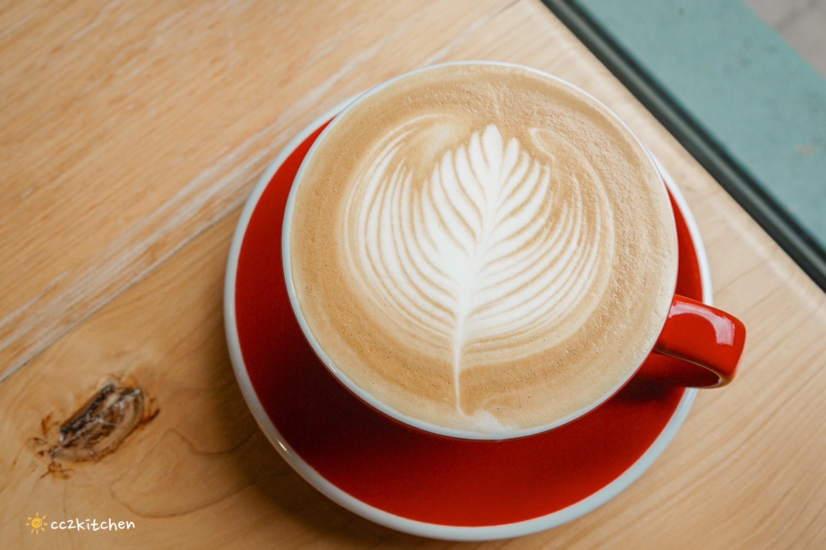 台東鹿野咖啡廳「旅圖法點咖啡」，藍綠色貨櫃風建築與青青草原庭院，鹿野午後下午茶的好去處！地點鄰近鹿野神社、龍田國小、鹿野高台。