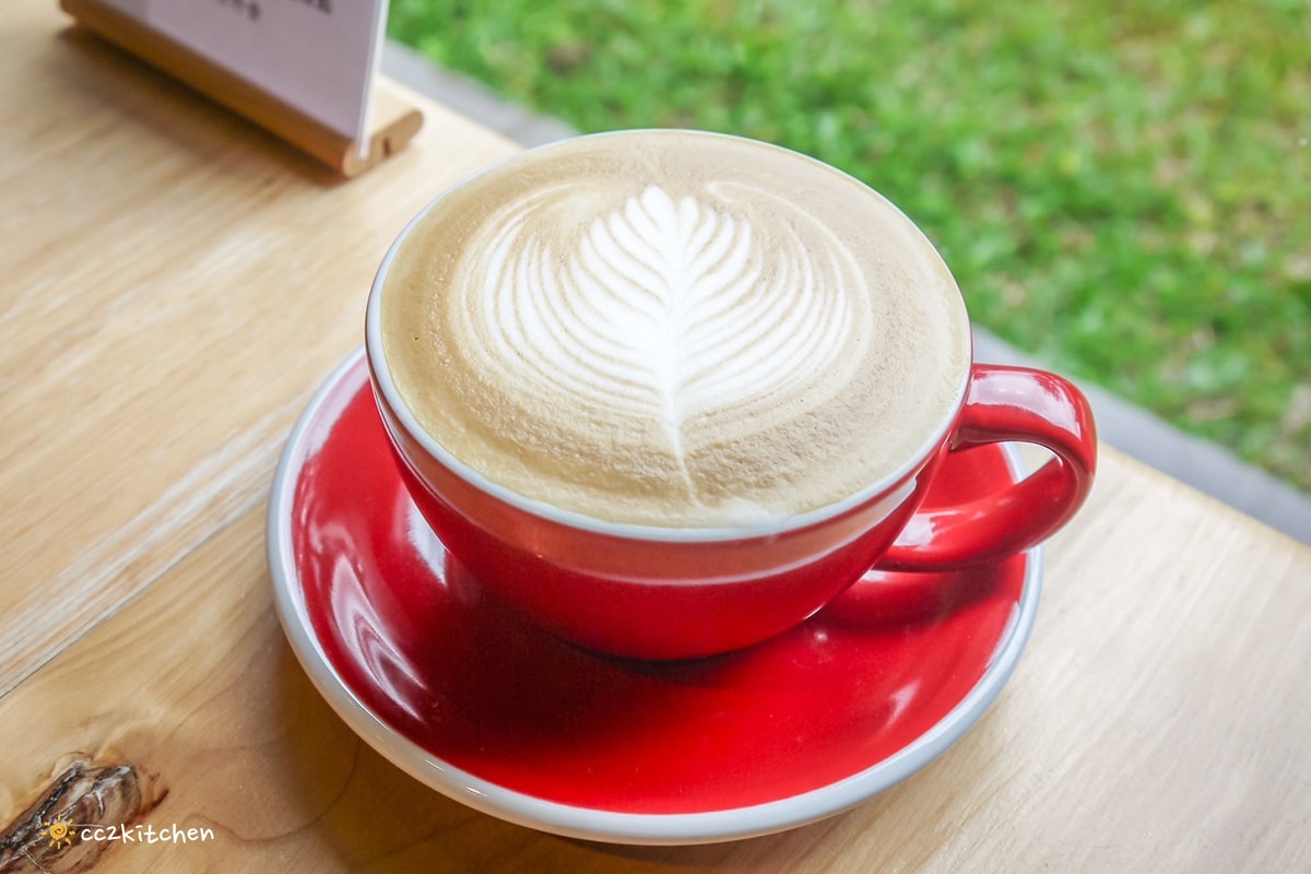 台東鹿野咖啡廳「旅圖法點咖啡」，藍綠色貨櫃風建築與青青草原庭院，鹿野午後下午茶的好去處！地點鄰近鹿野神社、龍田國小、鹿野高台。