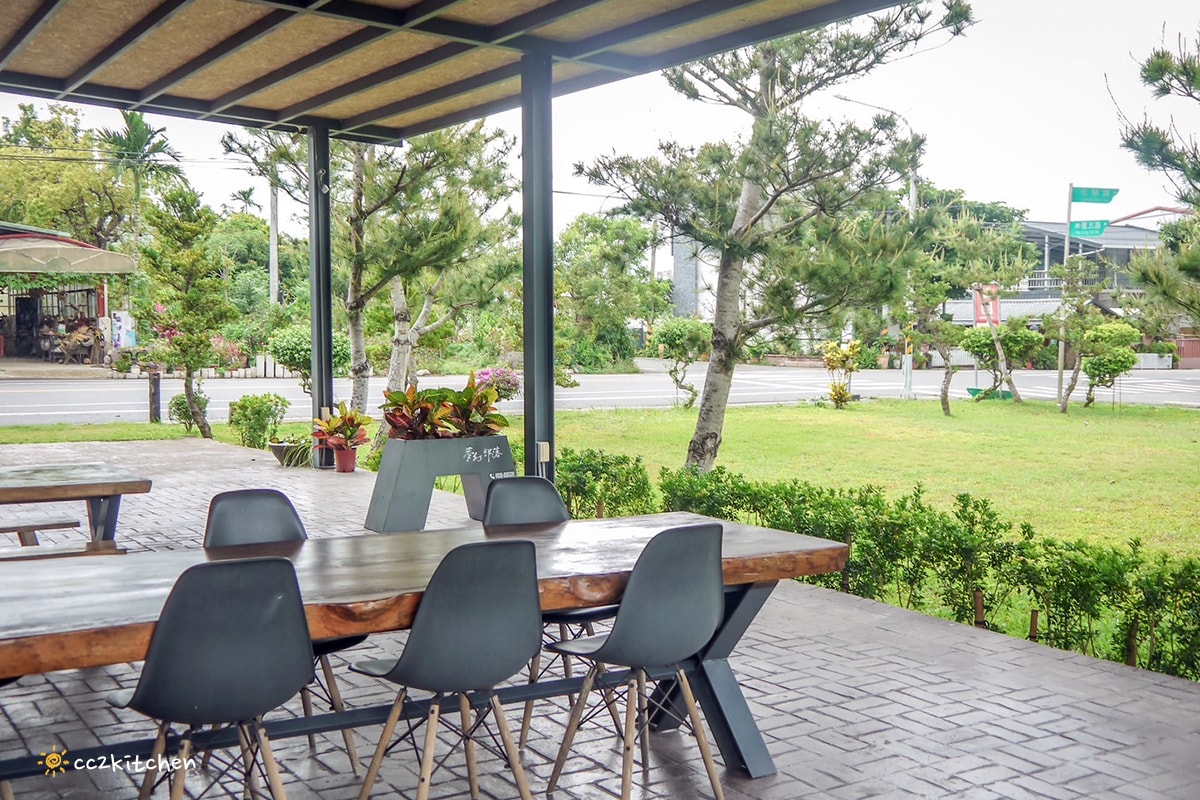 台東鹿野咖啡廳「旅圖法點咖啡」，藍綠色貨櫃風建築與青青草原庭院，鹿野午後下午茶的好去處！地點鄰近鹿野神社、龍田國小、鹿野高台。