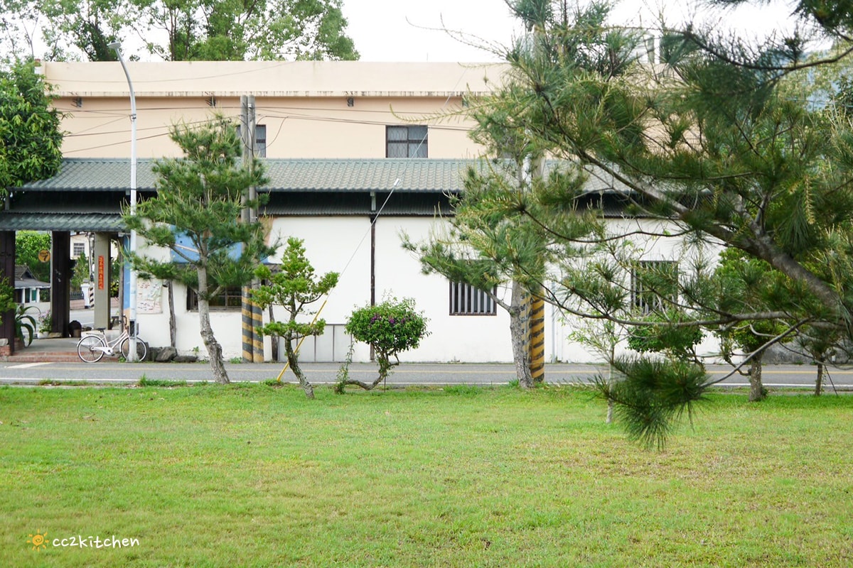 台東鹿野咖啡廳「旅圖法點咖啡」，藍綠色貨櫃風建築與青青草原庭院，鹿野午後下午茶的好去處！地點鄰近鹿野神社、龍田國小、鹿野高台。