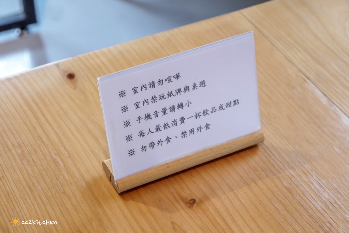 台東鹿野咖啡廳「旅圖法點咖啡」，藍綠色貨櫃風建築與青青草原庭院，鹿野午後下午茶的好去處！地點鄰近鹿野神社、龍田國小、鹿野高台。