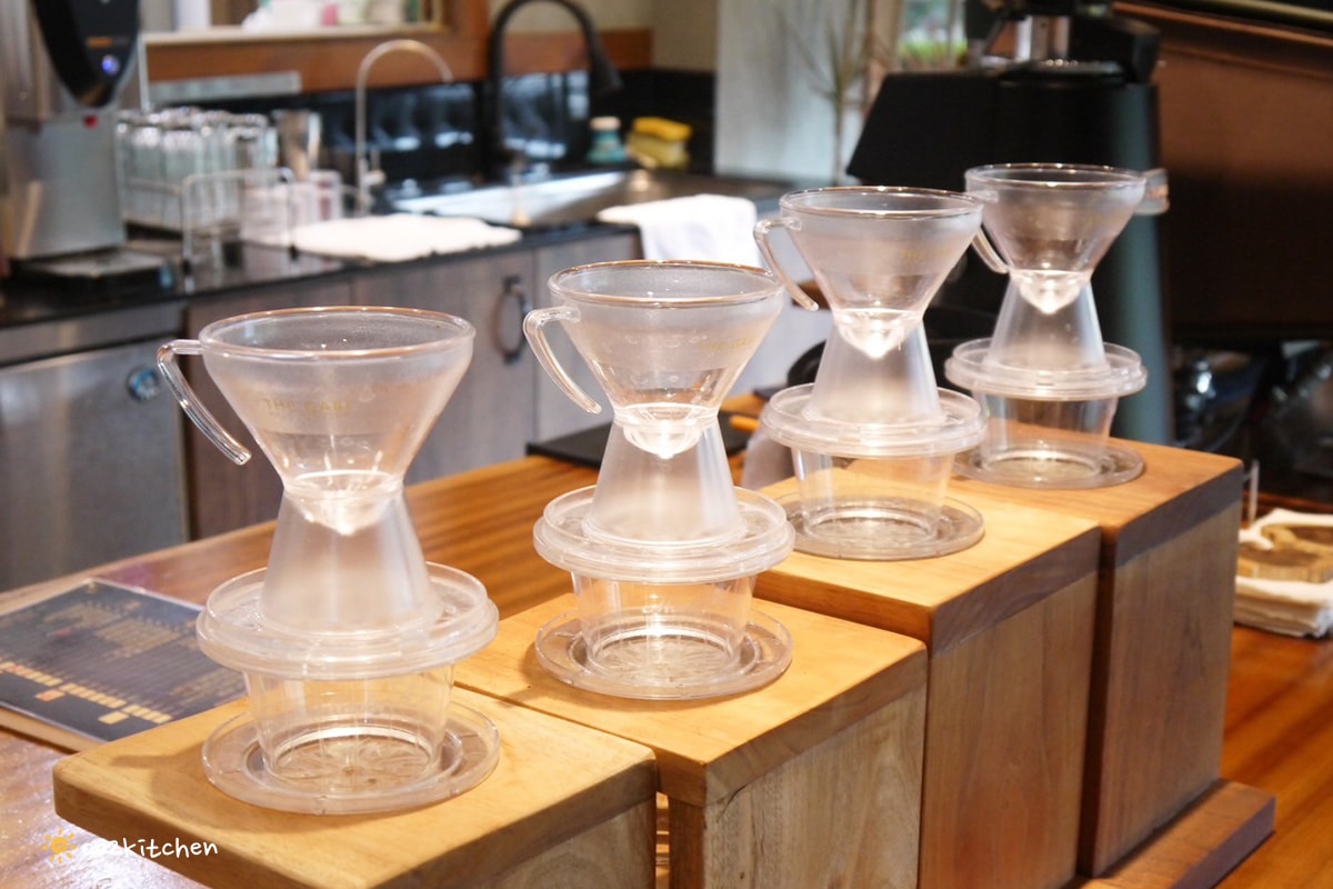 台東鹿野咖啡廳「旅圖法點咖啡」，藍綠色貨櫃風建築與青青草原庭院，鹿野午後下午茶的好去處！地點鄰近鹿野神社、龍田國小、鹿野高台。