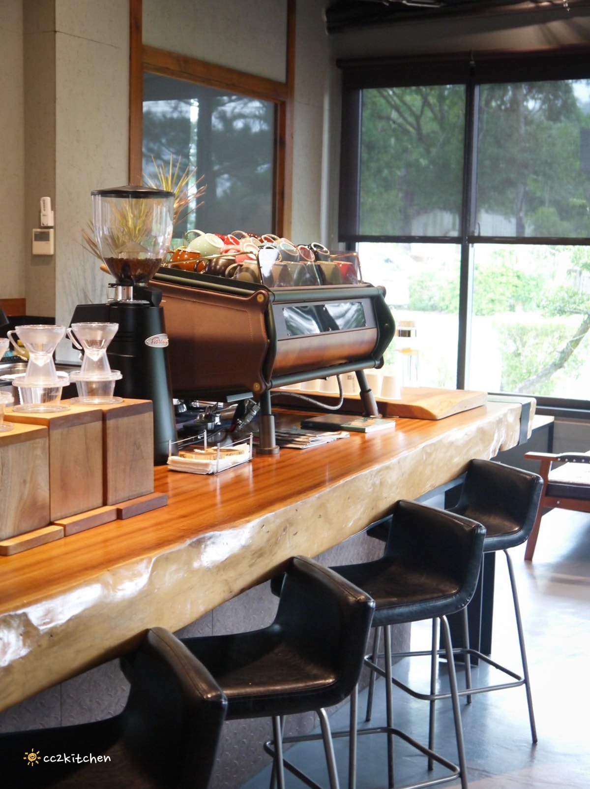 台東鹿野咖啡廳「旅圖法點咖啡」，藍綠色貨櫃風建築與青青草原庭院，鹿野午後下午茶的好去處！地點鄰近鹿野神社、龍田國小、鹿野高台。