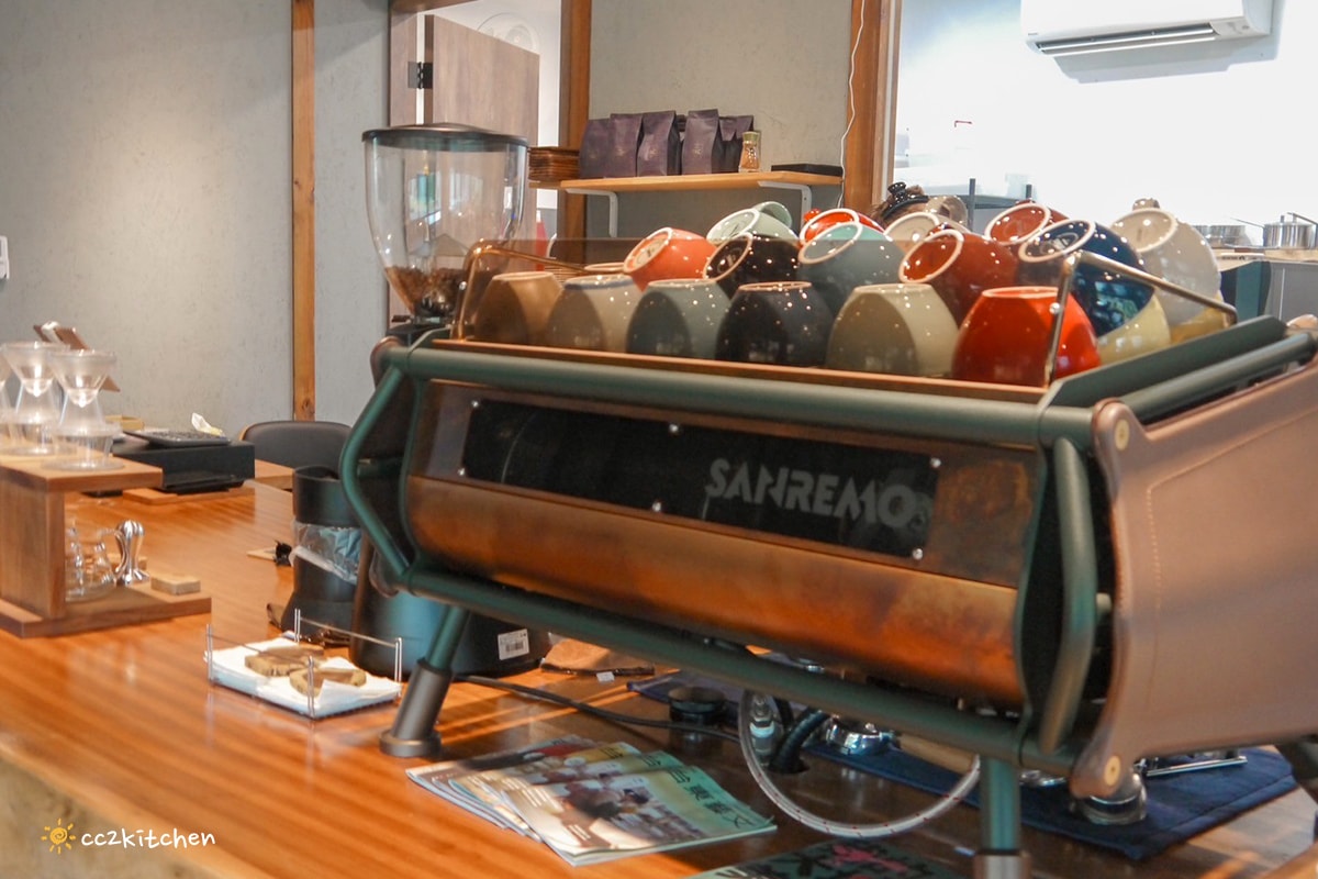 台東鹿野咖啡廳「旅圖法點咖啡」，藍綠色貨櫃風建築與青青草原庭院，鹿野午後下午茶的好去處！地點鄰近鹿野神社、龍田國小、鹿野高台。