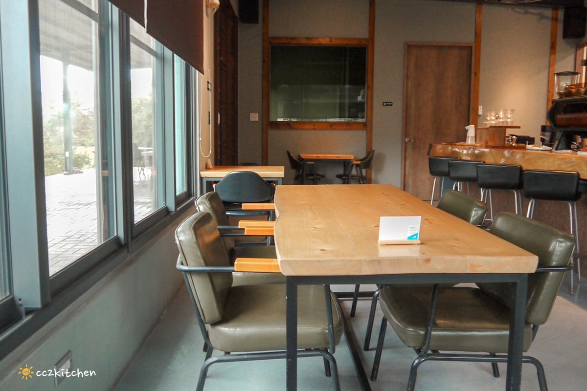 台東鹿野咖啡廳「旅圖法點咖啡」，藍綠色貨櫃風建築與青青草原庭院，鹿野午後下午茶的好去處！地點鄰近鹿野神社、龍田國小、鹿野高台。