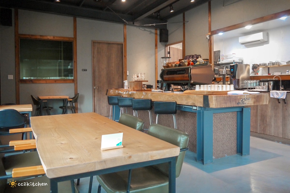 台東鹿野咖啡廳「旅圖法點咖啡」，藍綠色貨櫃風建築與青青草原庭院，鹿野午後下午茶的好去處！地點鄰近鹿野神社、龍田國小、鹿野高台。