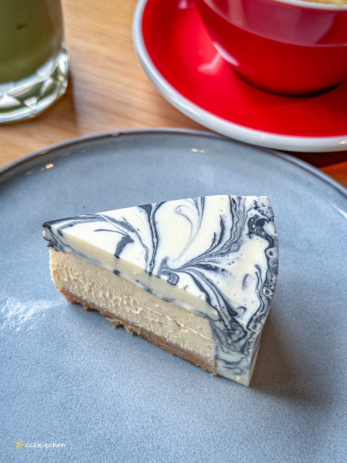 台東鹿野咖啡廳「旅圖法點咖啡」，藍綠色貨櫃風建築與青青草原庭院，鹿野午後下午茶的好去處！地點鄰近鹿野神社、龍田國小、鹿野高台。