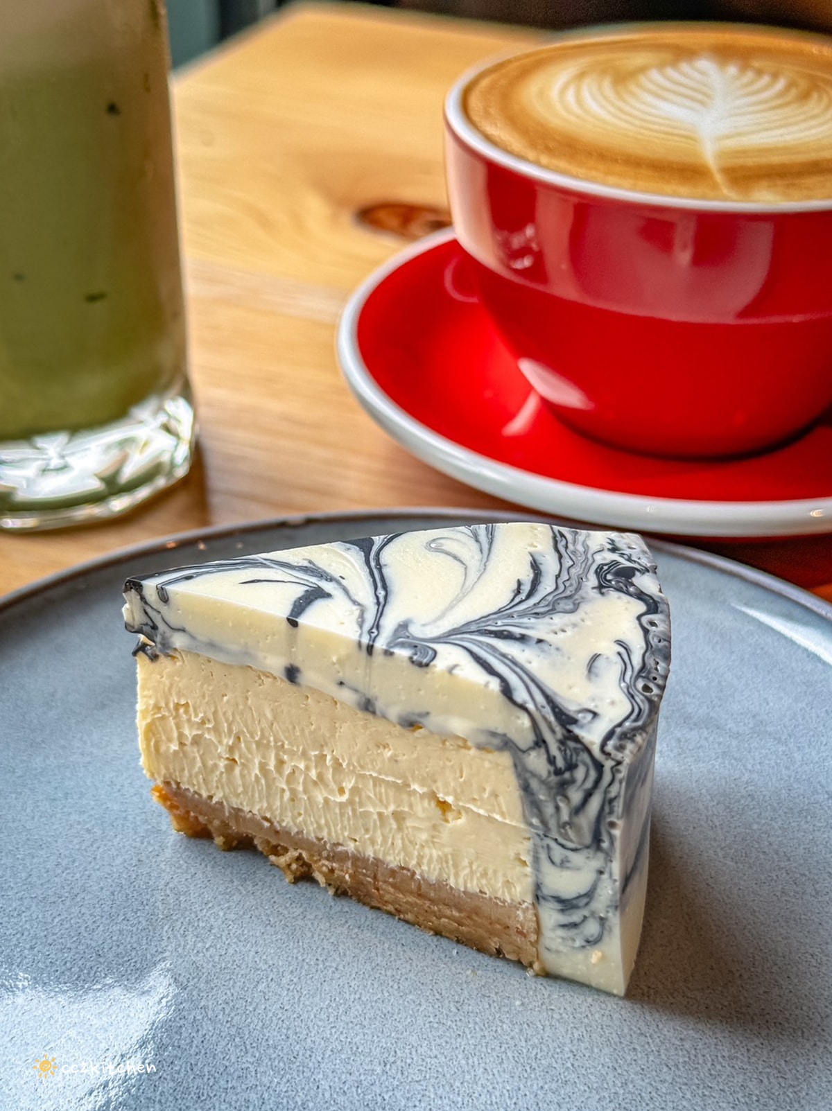 台東鹿野咖啡廳「旅圖法點咖啡」，藍綠色貨櫃風建築與青青草原庭院，鹿野午後下午茶的好去處！地點鄰近鹿野神社、龍田國小、鹿野高台。