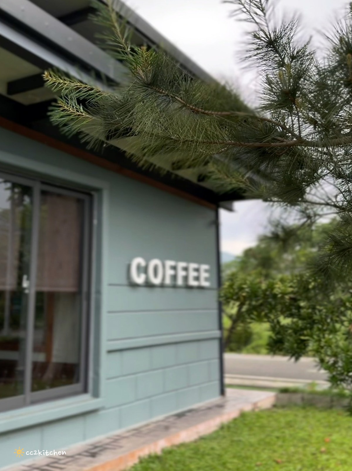 台東鹿野咖啡廳「旅圖法點咖啡」，藍綠色貨櫃風建築與青青草原庭院，鹿野午後下午茶的好去處！地點鄰近鹿野神社、龍田國小、鹿野高台。