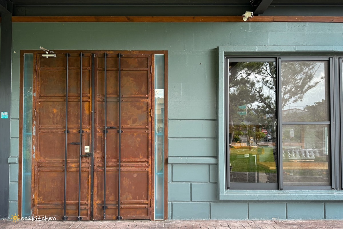 台東鹿野咖啡廳「旅圖法點咖啡」，藍綠色貨櫃風建築與青青草原庭院，鹿野午後下午茶的好去處！地點鄰近鹿野神社、龍田國小、鹿野高台。