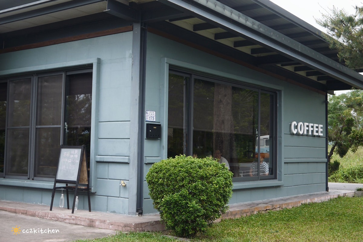 台東鹿野咖啡廳「旅圖法點咖啡」，藍綠色貨櫃風建築與青青草原庭院，鹿野午後下午茶的好去處！地點鄰近鹿野神社、龍田國小、鹿野高台。