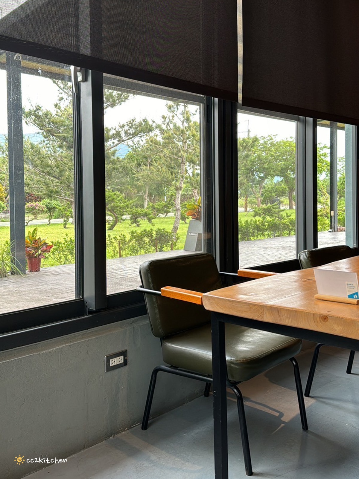 台東鹿野咖啡廳「旅圖法點咖啡」，藍綠色貨櫃風建築與青青草原庭院，鹿野午後下午茶的好去處！地點鄰近鹿野神社、龍田國小、鹿野高台。