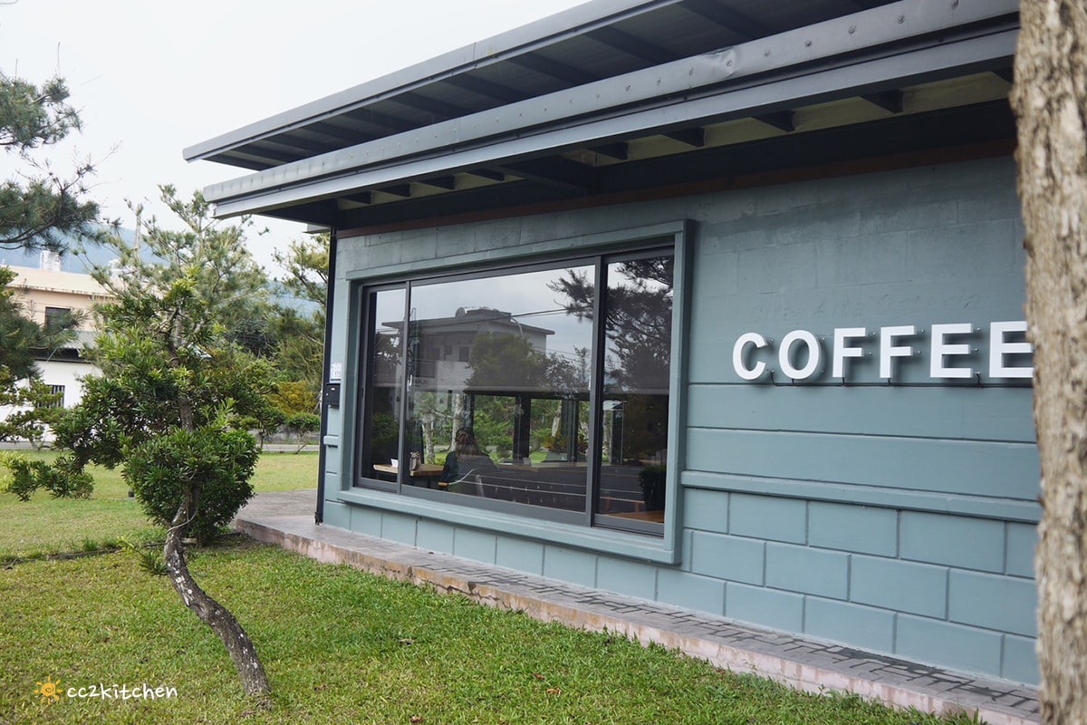 台東鹿野咖啡廳「旅圖法點咖啡」，藍綠色貨櫃風建築與青青草原庭院，鹿野午後下午茶的好去處！地點鄰近鹿野神社、龍田國小、鹿野高台。