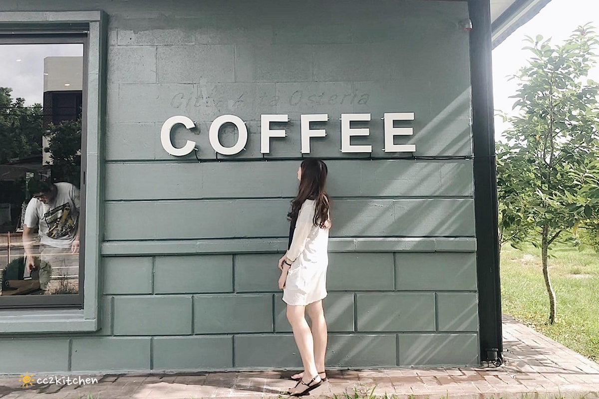 台東鹿野咖啡廳「旅圖法點咖啡」，藍綠色貨櫃風建築與青青草原庭院，鹿野午後下午茶的好去處！地點鄰近鹿野神社、龍田國小、鹿野高台。