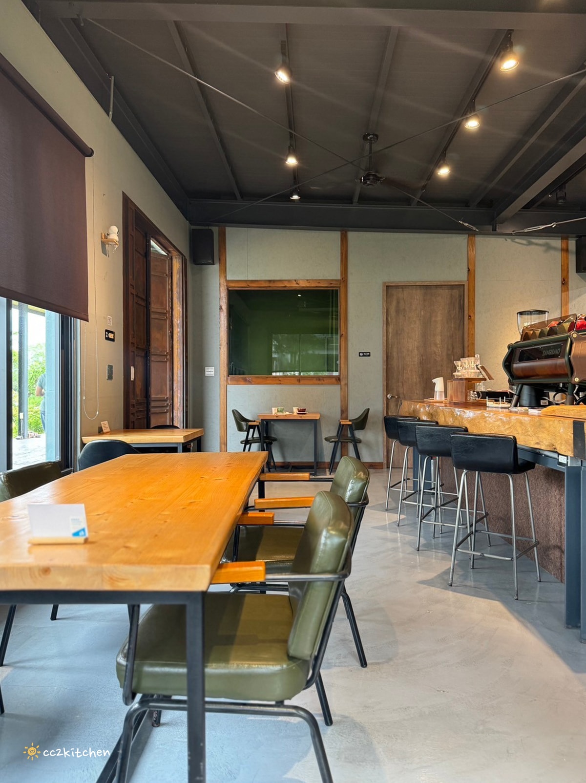 台東鹿野咖啡廳「旅圖法點咖啡」，藍綠色貨櫃風建築與青青草原庭院，鹿野午後下午茶的好去處！地點鄰近鹿野神社、龍田國小、鹿野高台。