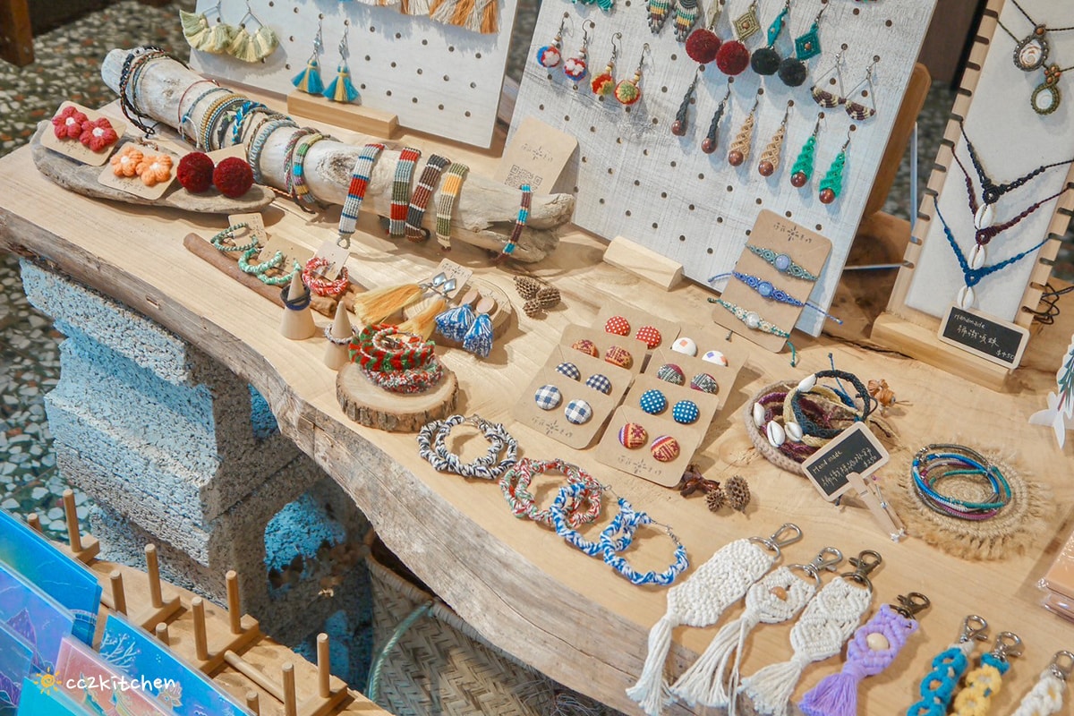 台東輕食早午餐「海食光seas the day」富岡漁港附近的文青小店，結合美食、藝文、展覽空間～推薦墨西哥餅和鍋煮奶茶。