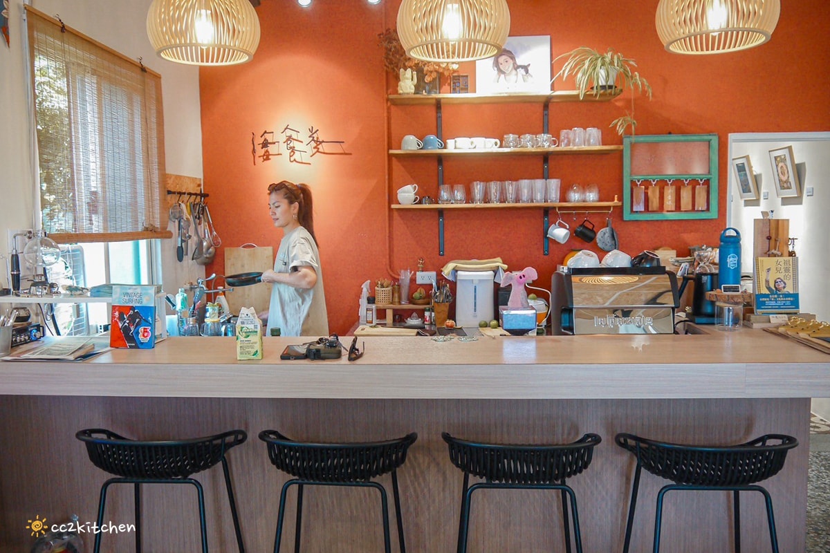 台東輕食早午餐「海食光seas the day」富岡漁港附近的文青小店，結合美食、藝文、展覽空間～推薦墨西哥餅和鍋煮奶茶。