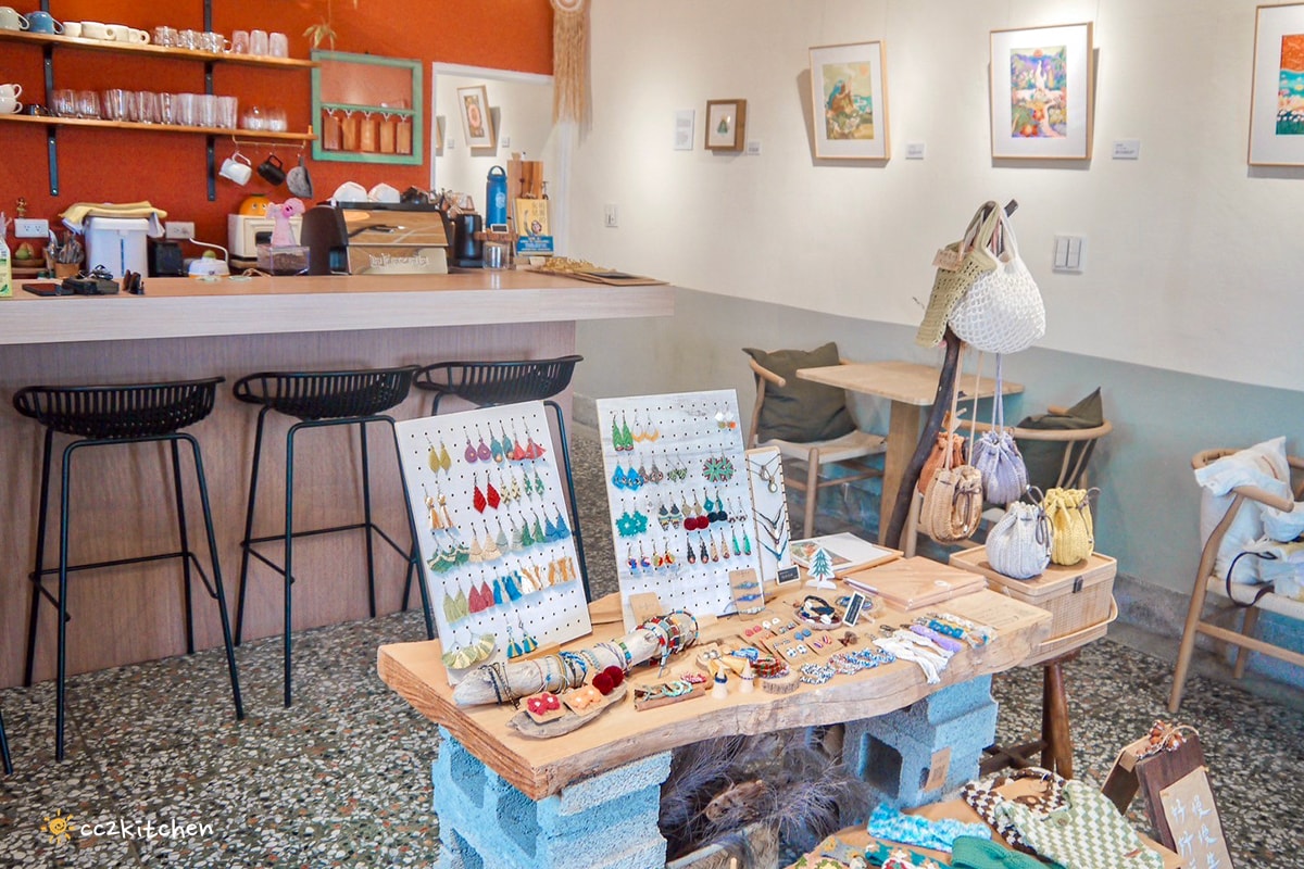 台東輕食早午餐「海食光seas the day」富岡漁港附近的文青小店，結合美食、藝文、展覽空間～推薦墨西哥餅和鍋煮奶茶。