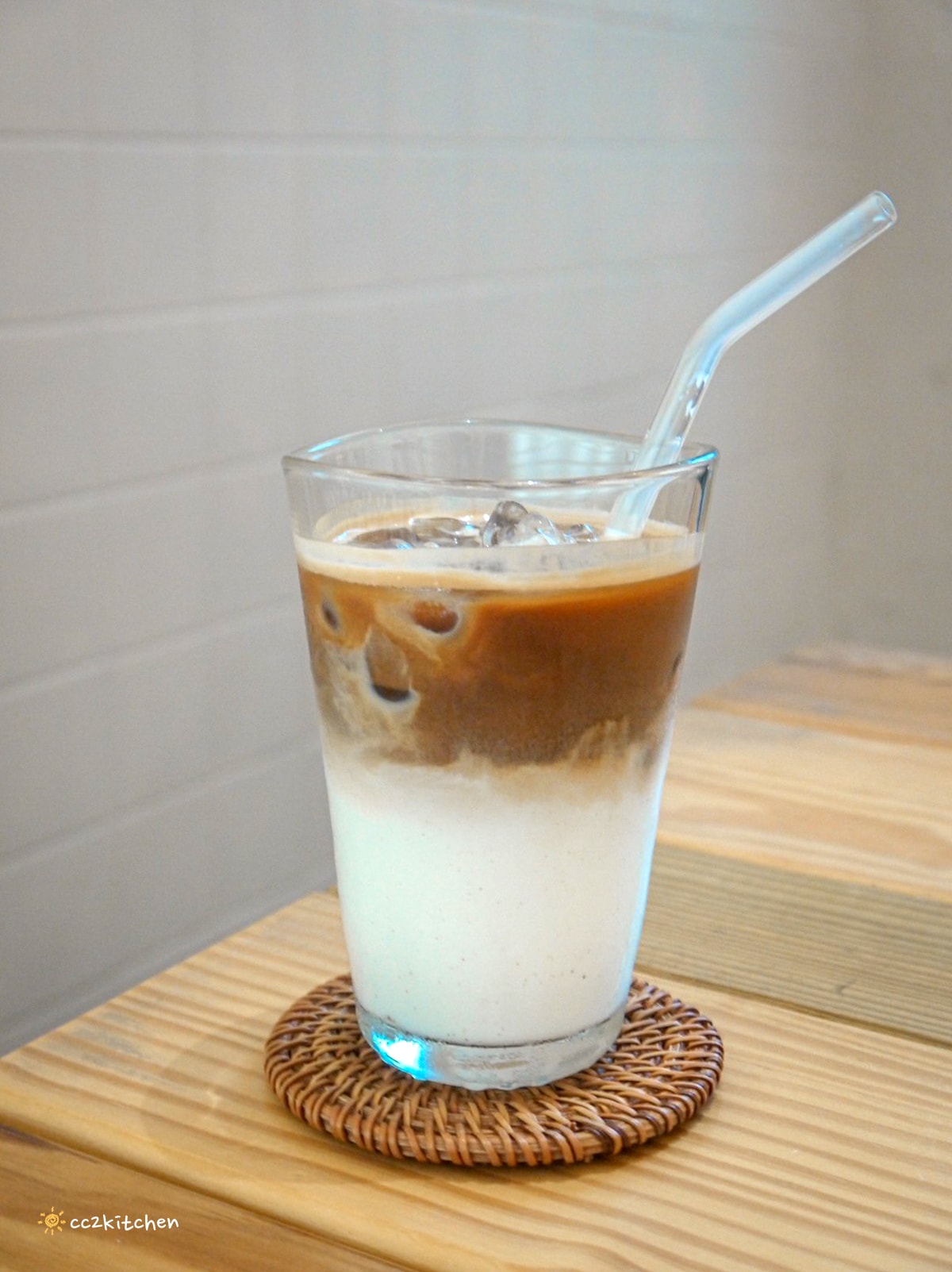 台東輕食早午餐「海食光seas the day」富岡漁港附近的文青小店，結合美食、藝文、展覽空間～推薦墨西哥餅和鍋煮奶茶。