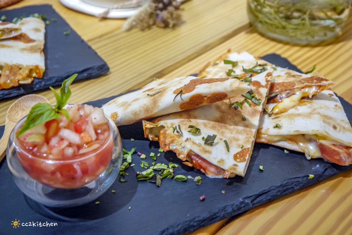 台東輕食早午餐「海食光seas the day」富岡漁港附近的文青小店，結合美食、藝文、展覽空間～推薦墨西哥餅和鍋煮奶茶。