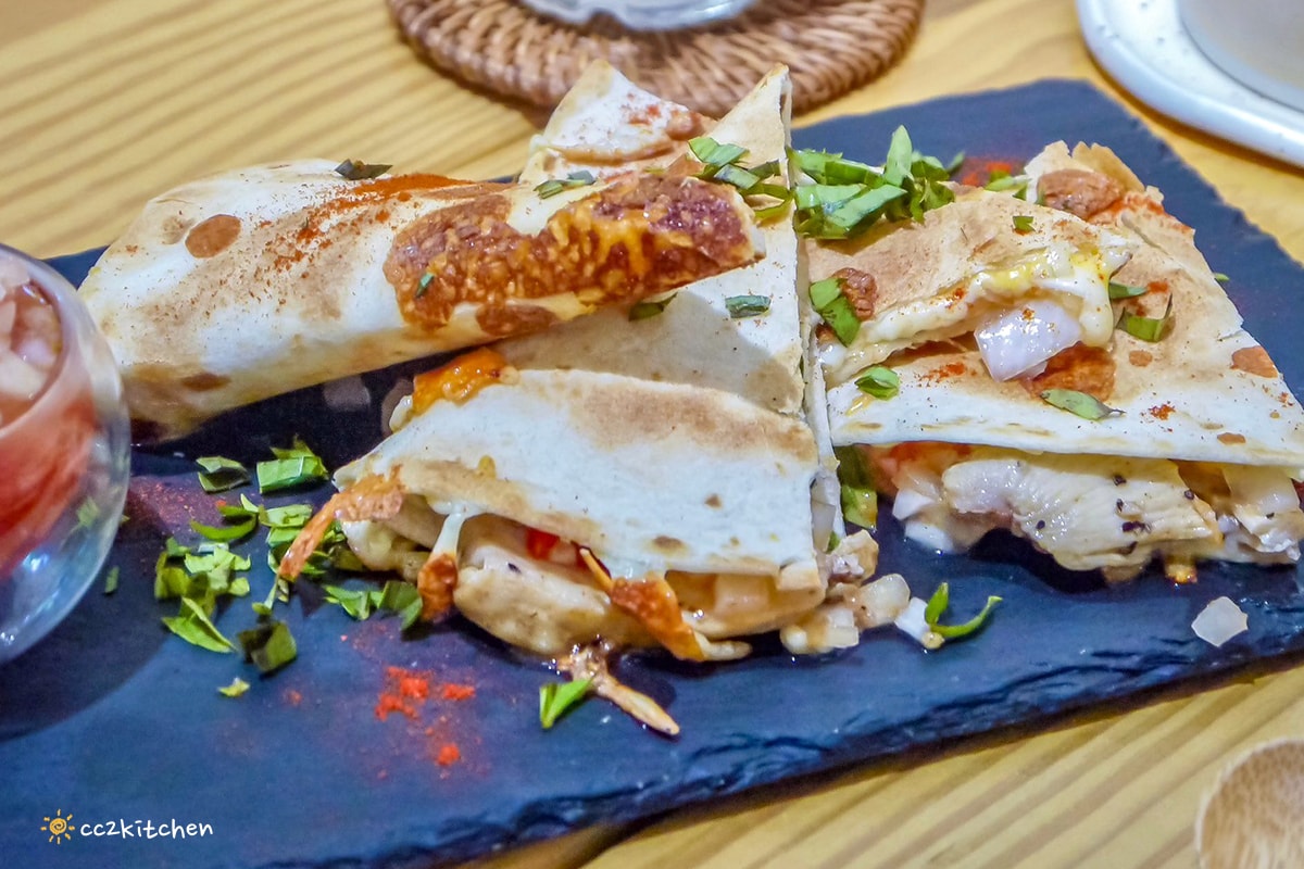 台東輕食早午餐「海食光seas the day」富岡漁港附近的文青小店，結合美食、藝文、展覽空間～推薦墨西哥餅和鍋煮奶茶。