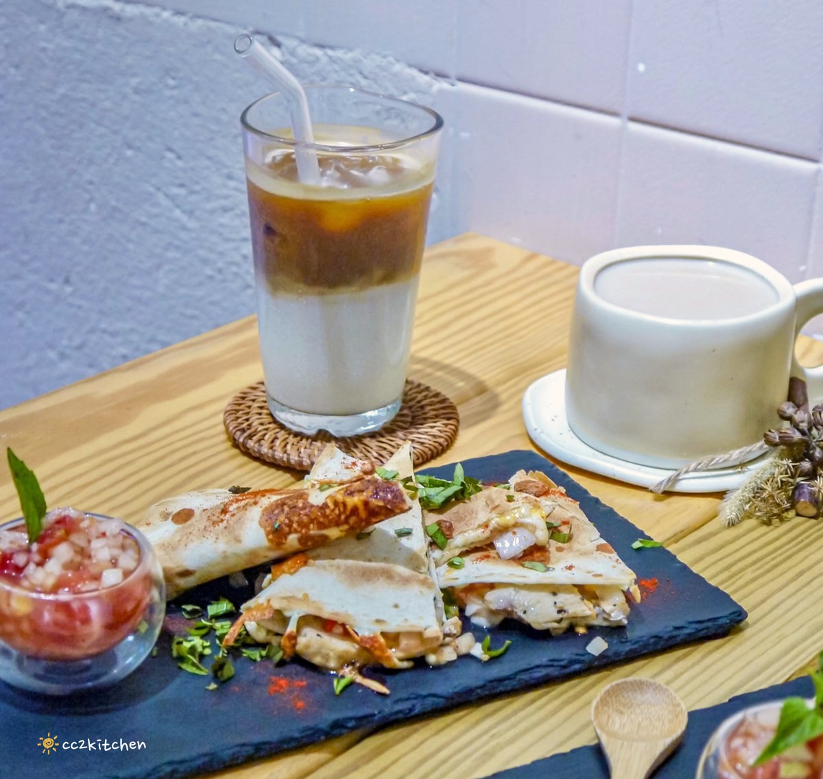 台東輕食早午餐「海食光seas the day」富岡漁港附近的文青小店，結合美食、藝文、展覽空間～推薦墨西哥餅和鍋煮奶茶。