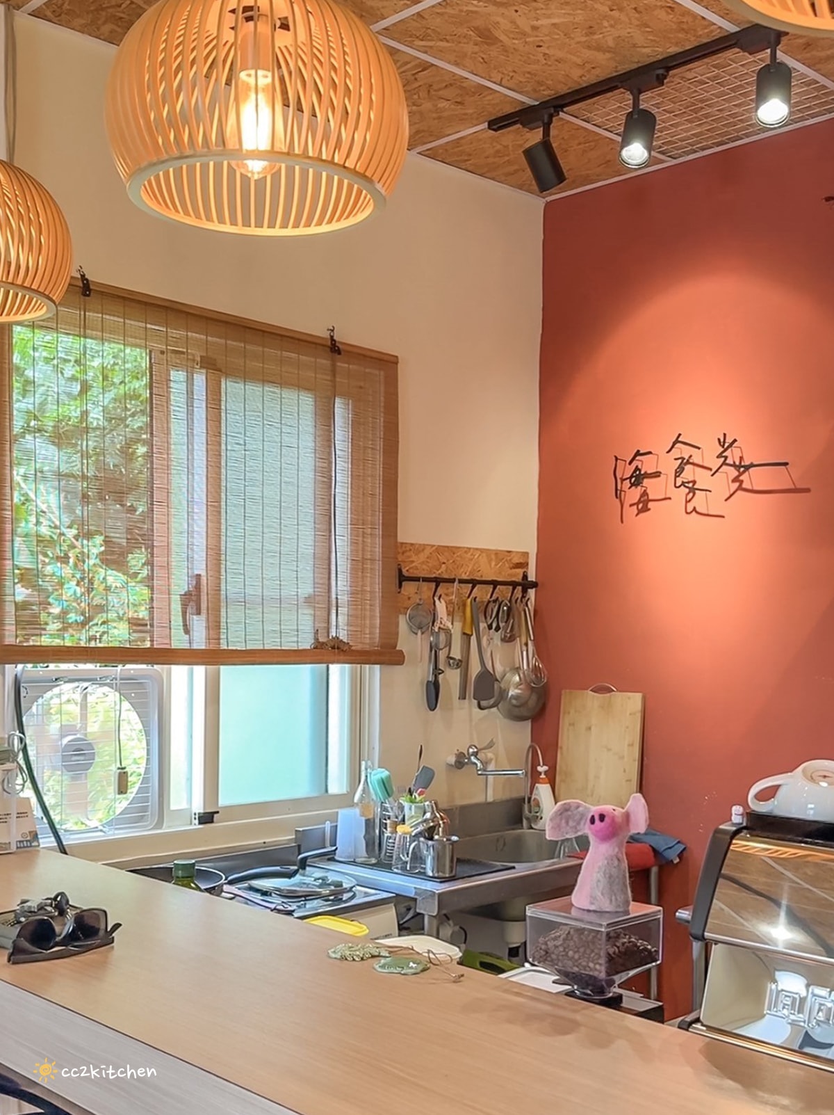 台東輕食早午餐「海食光seas the day」富岡漁港附近的文青小店，結合美食、藝文、展覽空間～推薦墨西哥餅和鍋煮奶茶。