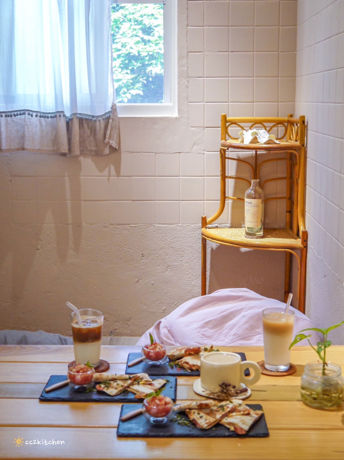 台東輕食早午餐「海食光seas the day」富岡漁港附近的文青小店，結合美食、藝文、展覽空間～推薦墨西哥餅和鍋煮奶茶。