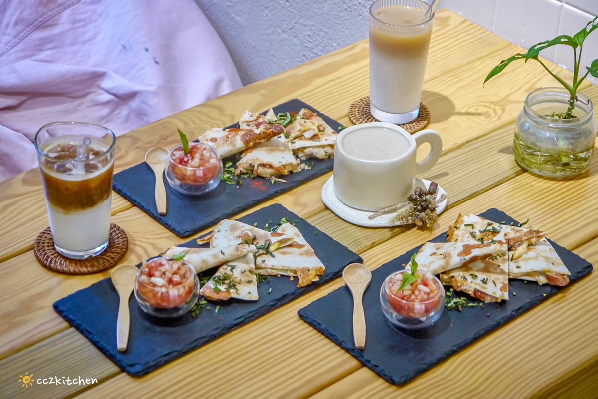 台東輕食早午餐「海食光seas the day」富岡漁港附近的文青小店，結合美食、藝文、展覽空間～推薦墨西哥餅和鍋煮奶茶。