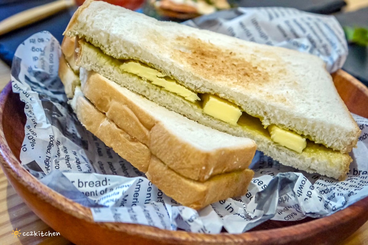 台東輕食早午餐「海食光seas the day」富岡漁港附近的文青小店，結合美食、藝文、展覽空間～推薦墨西哥餅和鍋煮奶茶。