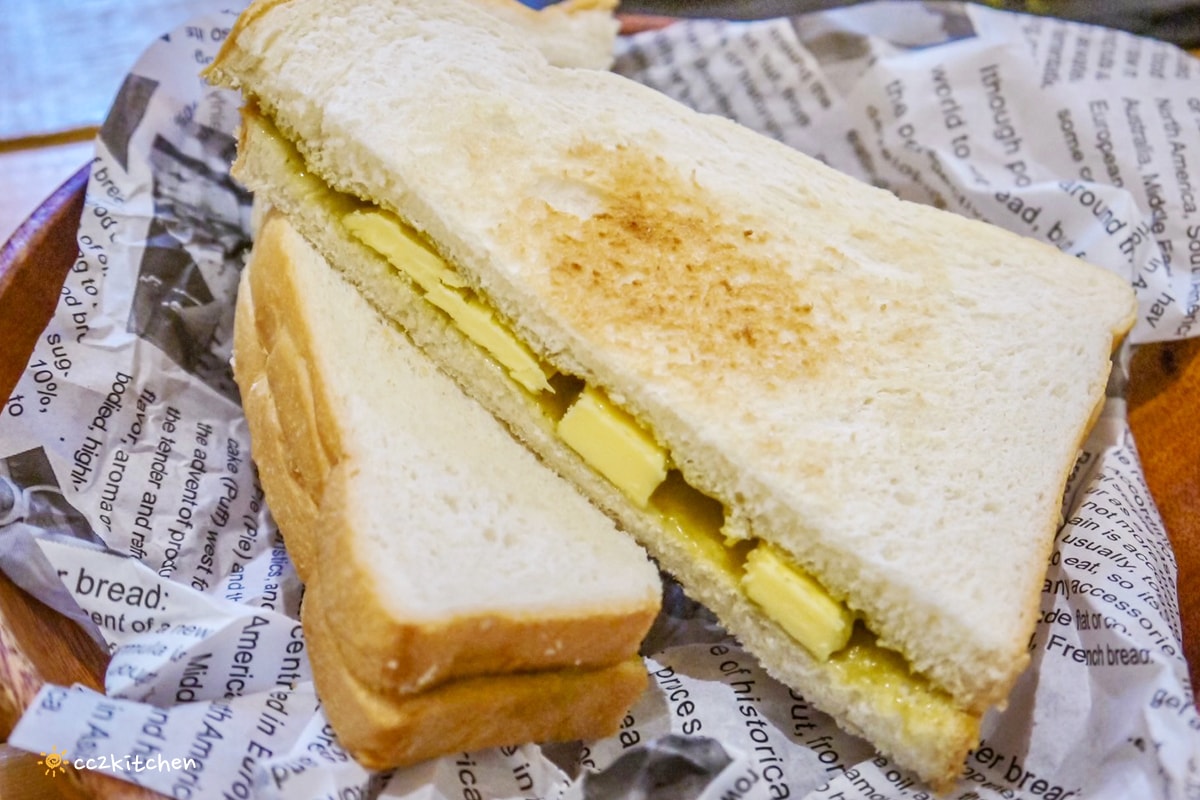 台東輕食早午餐「海食光seas the day」富岡漁港附近的文青小店，結合美食、藝文、展覽空間～推薦墨西哥餅和鍋煮奶茶。