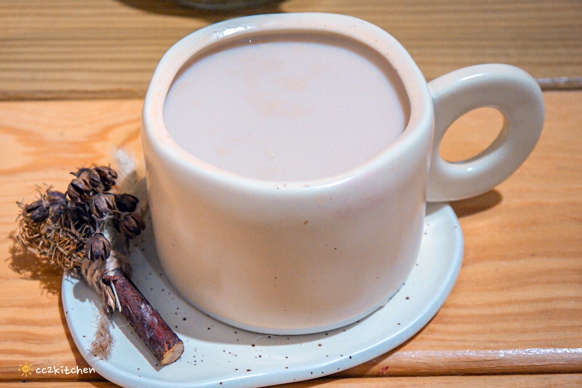 台東輕食早午餐「海食光seas the day」富岡漁港附近的文青小店，結合美食、藝文、展覽空間～推薦墨西哥餅和鍋煮奶茶。