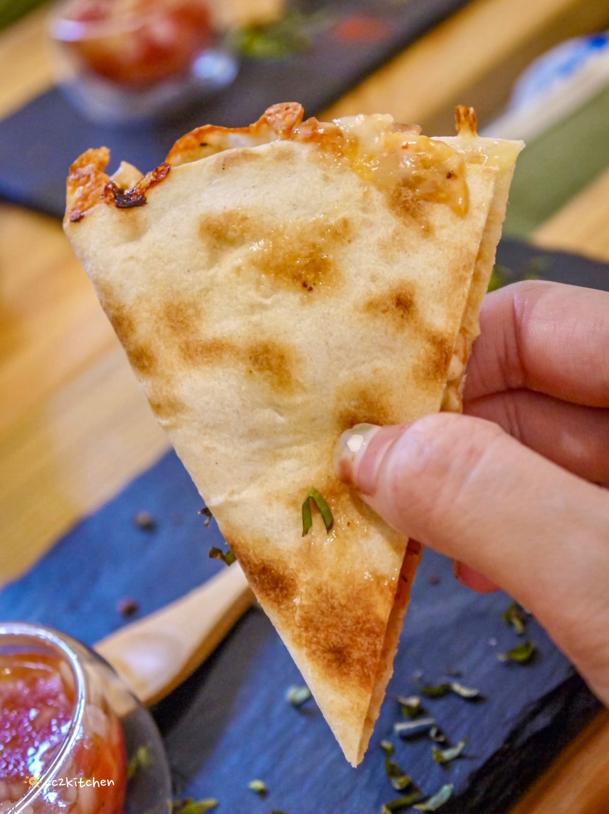 台東輕食早午餐「海食光seas the day」富岡漁港附近的文青小店，結合美食、藝文、展覽空間～推薦墨西哥餅和鍋煮奶茶。